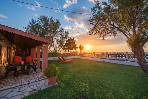 Acharavi House | Villa Yiannitsis - Sunset by the Sea, Acharavi Beach