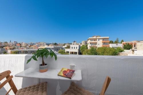 Petaloudes Apartment | WHITE LINEN SUITE Two Balconies min Old Town Quiet