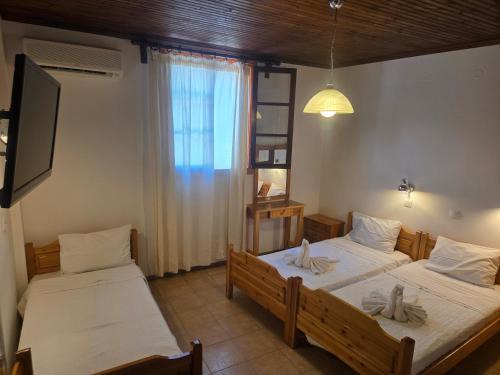 Panagia House | Zeus room 3 beds