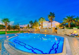 Villa Silia with private swimming pool in Ampelokipoi