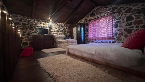 Amfikleia-Elateia Ski Chalet | Το καλύβι με τα κόκκινα παράθυρα
