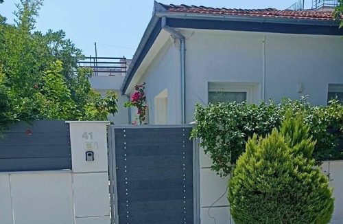 Volos City Centre House | 1922 Epoch Harmony Oikia 5΄- city center. Pet Friendly. with courtyard & terrace
