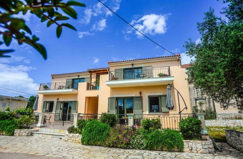 Antipata Apartment | #2-A clean & spacious 2 bedroom apartment with large patio area and free parking
