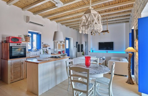 Paros Villa | 2 Bed Villa - Sleeps 6 - Pets - Pool - Parking