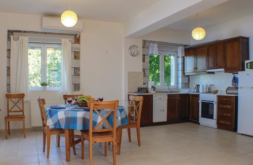 Diasella House | 3 bedroom accommodation in Kalamata