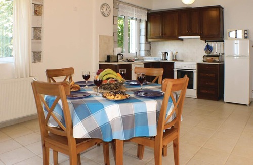 Diasella House | 3 bedroom accommodation in Kalamata