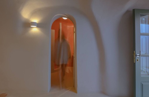 Megalochori Hotel | 35m² Junior cave suite with terrace, kitchenette by Elements Suites