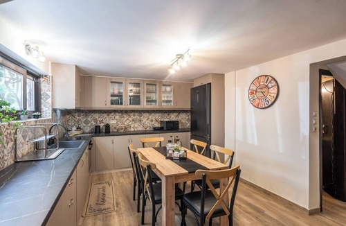 Petralona House | 3BR Private House w/3 Bathrooms & Amazing Balcony