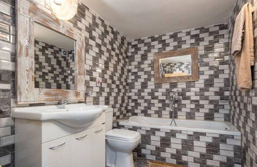 Drios Apartment | 4 mins drive, Golden Beach. Grandma babysitting and daycare