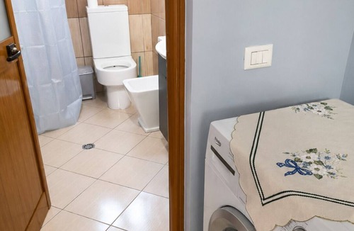 Mbrostar-Urë House | A holiday home in a quiet neighborhood 5 minutes walking distance from the sea.