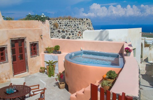 Finikia Villa | A Renovated old winery-canava in Finikia