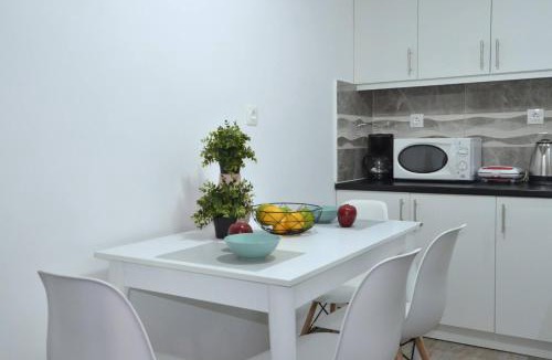 Khalandrion Apartment | A spacious minimal apartment at Chalandri