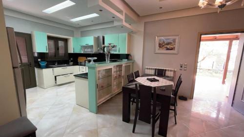 Mbrostar-Urë Villa | A two-story villa located on the outskirts of Vlora