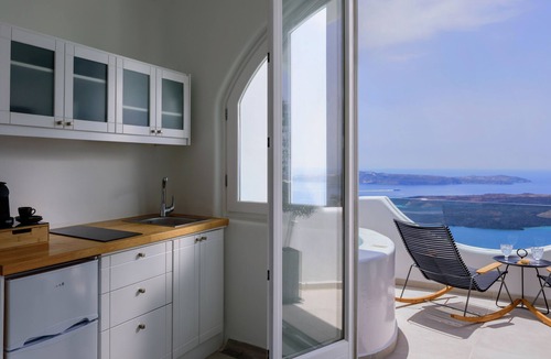 Vourvoulos Apartment | Aethria Suite with Caldera view