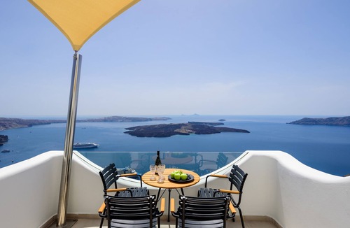 Vourvoulos Apartment | Aethria Suite with Caldera view