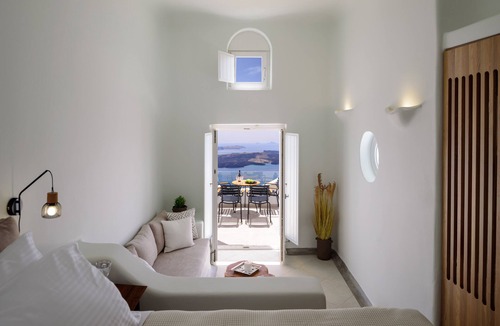 Vourvoulos Apartment | Aethria Suite with Caldera view