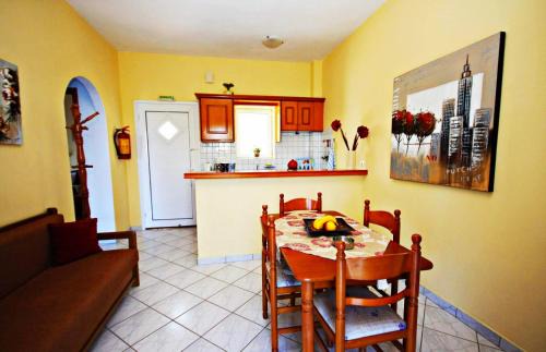 Agios Georgios Pagon Apartment | Agios Georgios - 2 Beds - Sleeps 4 - Free Parking