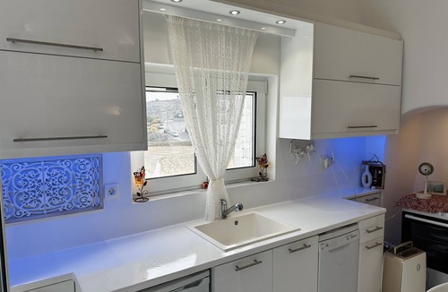 Akrotiri Apartment | Akrotiri Castle View