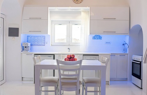 Akrotiri Apartment | Akrotiri Castle View