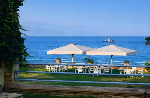 Messini Apartment | Alexandros Beachfront Apartments near Petalidi with Private Sunbeds & Sea View
