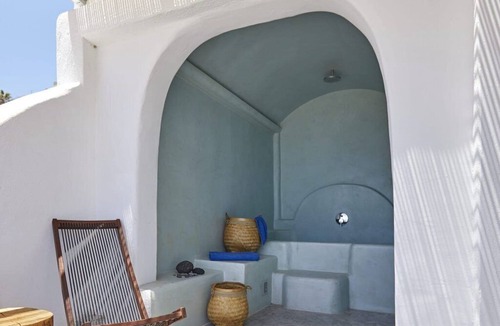 Santorini Apartment | Alluring Santorini Suite | Thalassa Pearl Suite |Breathtaking Seaviews