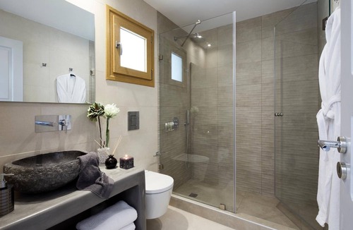 Finikia House | Alyvia Suites