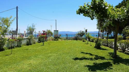 Amarinthos House | Amarynthos Beachfront Vacation House with garden