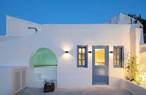 Vothon Apartment | Amazing Santorini Suite | Hecate Suite | Private Hot Tub | Spacious Furnished.