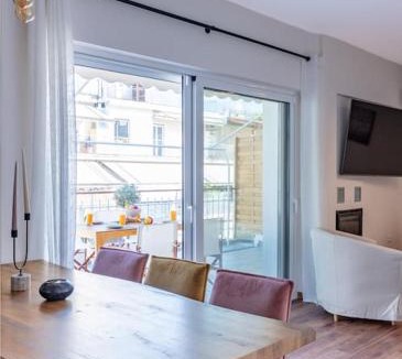 Ampelokipoi Apartment | Amelia jacuzzi maisonette Ath Center