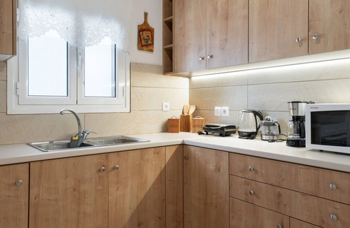 Voia House | Angelina’s Olive Grove House: Sea View, 4-Min Walk to Beach