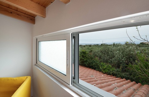 Voia House | Angelina’s Olive Grove House: Sea View, 4-Min Walk to Beach