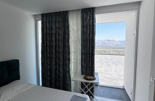 Qafe e Gjashtes Apartment | Anila's Triple room with Grand Terrace