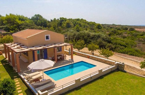 Kounopetra Villa | Antigoni Beach House: Large Private Pool, Walk to Beach, Sea Views, A/C, WiFi
