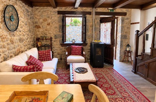 Trikolonoi Apartment | Antique Stone House in Stemnitsa