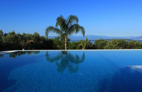 Kandia House | Anwesen "Villa Livadia" mit Infinity-Pool by Interhome
