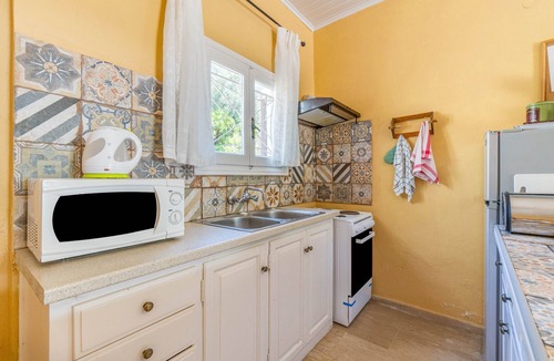 Agios Spyridon Corfu Apartment | Apartment 'Amalia Dio' with Mountain View, Wi-Fi and Air Conditioning