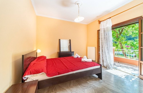 Ipsos Apartment | Apartment 'Christina' with Shared Terrace, Wi-Fi and Air Conditioning