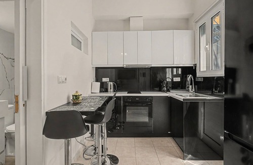Attiki Apartment | Apartment 'Colonus' with Shared Terrace, Wi-Fi and Air Conditioning