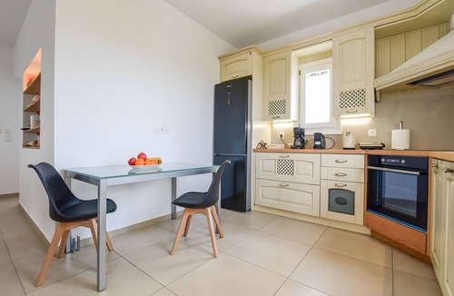 Vivlos Apartment | Apartment 'Daphne's Place' with Sea View, Wi-Fi and Air Conditioning