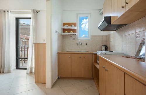 Myrtos Apartment | Apartment 'Deluxe No 4' with Balcony, Wi-Fi and Air Conditioning