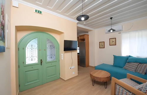 Lazarata Apartment | Apartment 'Dervisia Stone Houses 1' with Lake View, Wi-Fi and Air Conditioning