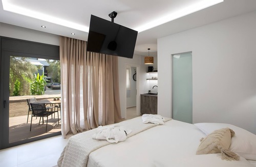 Lefkada Town Apartment | Apartment 'Elfam City Suite B' with Shared Terrace, Wi-Fi and Air Conditioning