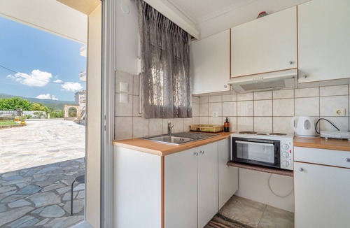 Mesolongi Apartment | Apartment 'Flo's 6' with Shared Garden, Wi-Fi and Air Conditioning
