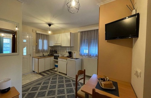 Mesolongi Apartment | Apartment 'Flo's 7' with Shared Garden, Wi-Fi and Air Conditioning