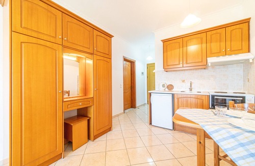 Arillas Apartment | Apartment 'Giannis 8' with Shared Garden, Wi-Fi and Air Conditioning