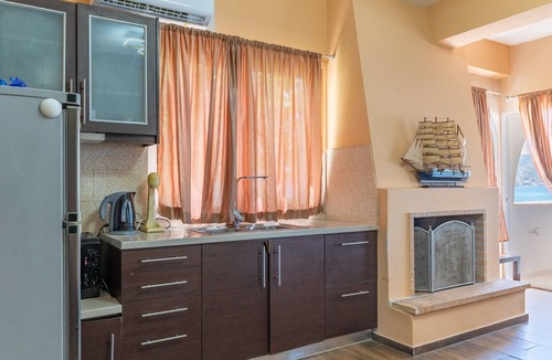 Salamis Apartment | Apartment 'Ifestos' with Sea View, Wi-Fi and Air Conditioning