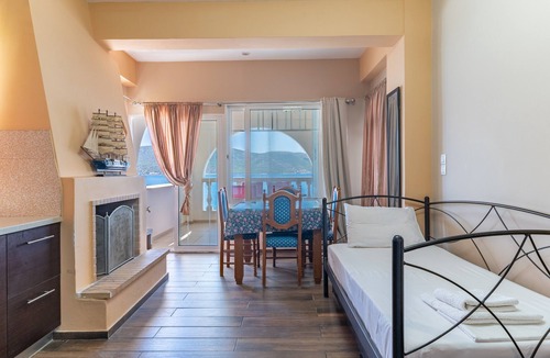 Salamis Apartment | Apartment 'Ifestos' with Sea View, Wi-Fi and Air Conditioning