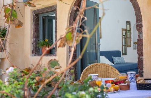 Finikia Apartment | Apartment in A Hotel 'Luxury Winery Cave' with Wi-Fi and Air Conditioning