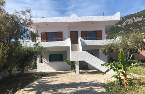 Troizinia Apartment | Apartment in vacation home directly by the sea, with large covered terrace