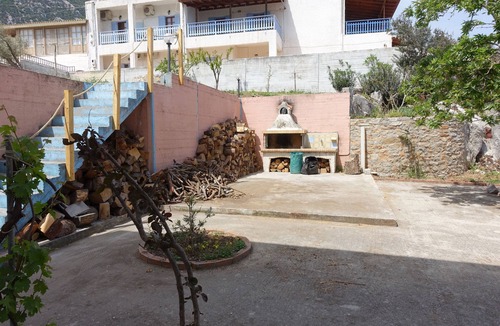 Troizinia Apartment | Apartment in vacation home directly by the sea, with large covered terrace